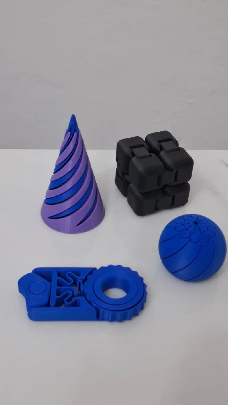 Piezas del Kit Sensorial del Equipo Neurodialéctico: cono, cubo, esfera y otros objetos de estimulación táctil impresos en 3D